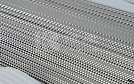 Bagaimanakah bar logam titanium dibandingkan dengan bar keluli tahan karat atau aluminium?
