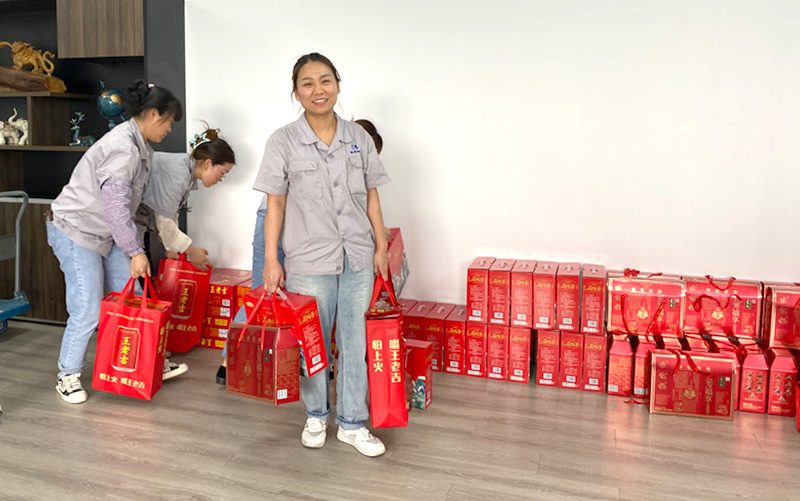 Bokang Titanium Merayakan Festival Bot Dragon dengan Hadiah Tradisional
